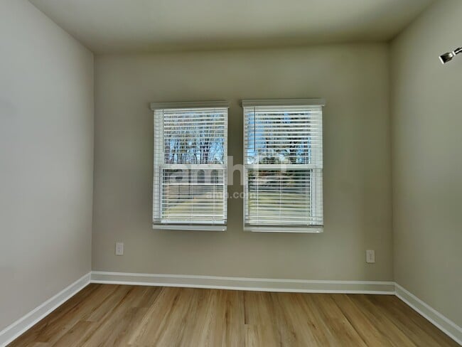 Foto del edificio - 521 Crowder Pl