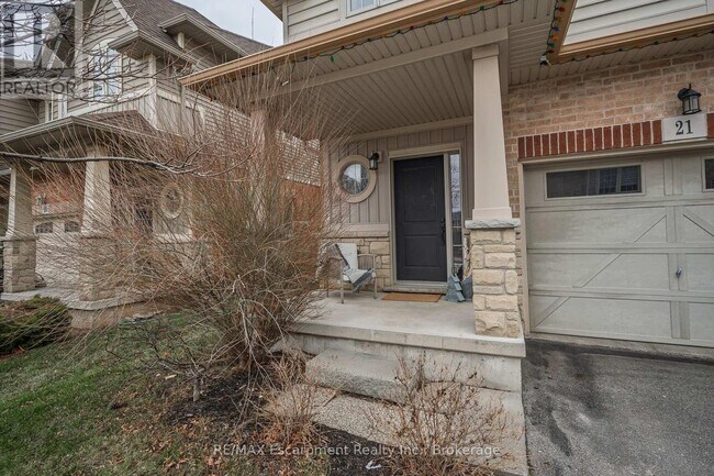 Photo du bâtiment - 8 Lakelawn Rd