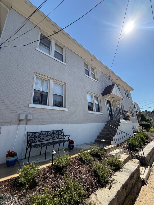 Foto del edificio - 1844 Deer Park Ave