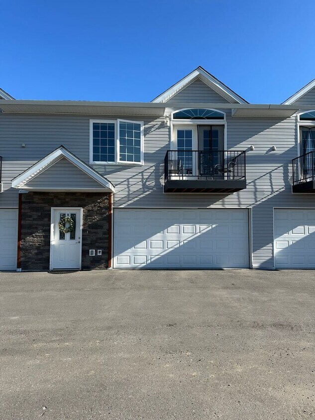 Primary Photo - Large 3bd, 2.5 Bath Townhome for Rent in N...