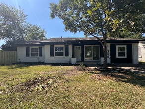 Building Photo - 11380 Lanewood Cir