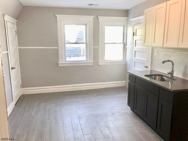 Foto del edificio - 18 Columbia Ave