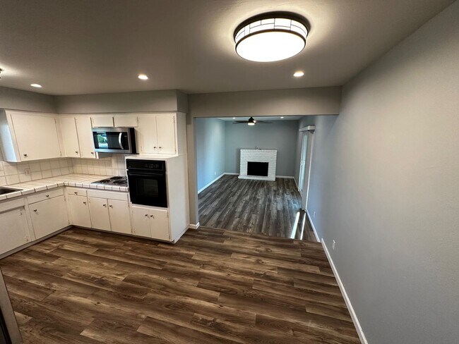 Foto del edificio - Available! Updated, Air Conditioning, Yard- Pets Okay- Move In Ready!