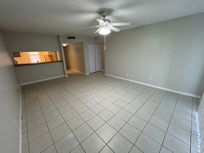 Foto del edificio - 9843 Three Lakes Cir