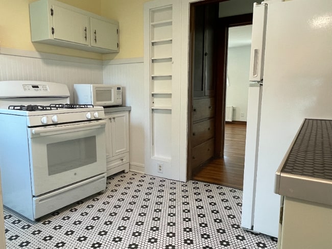 Building Photo - 208 W 3rd St