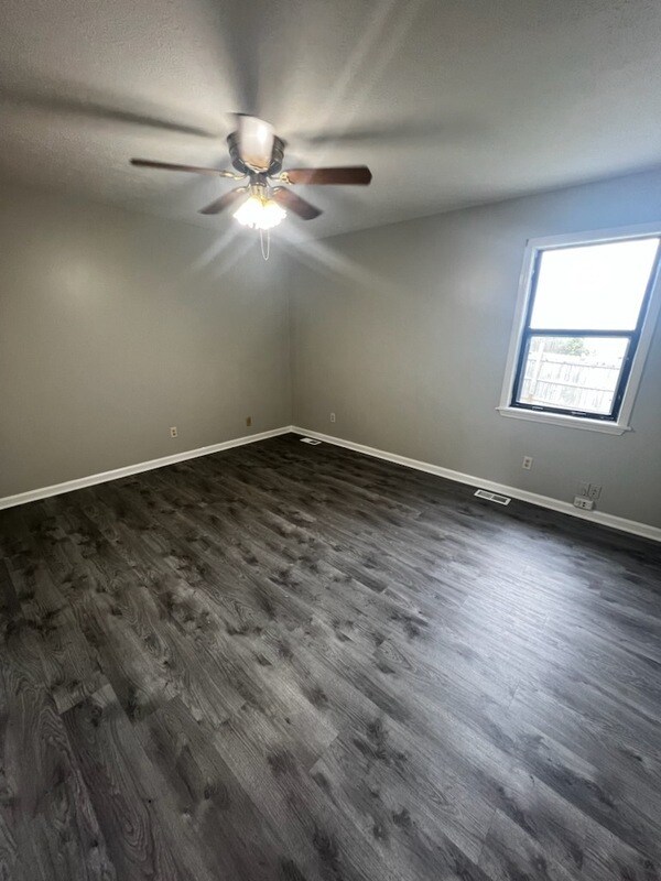 Foto del edificio - 6017 Larkgrove Dr