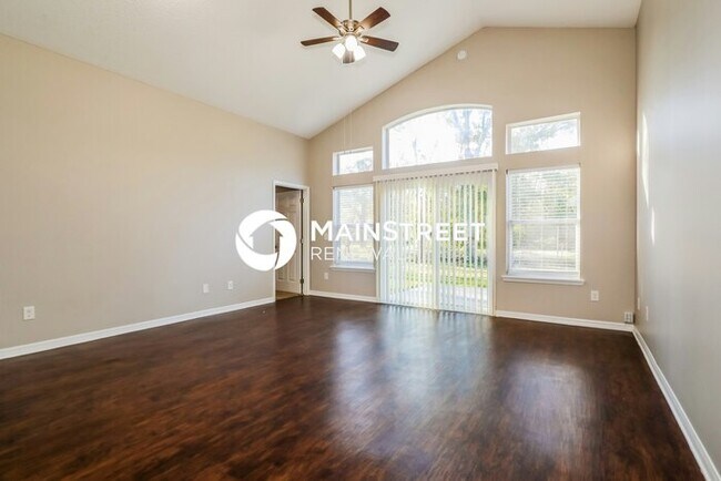 Building Photo - 3 Bedroom Pet-Friendly Home in Jacksonville, FL with Main Street Renewal