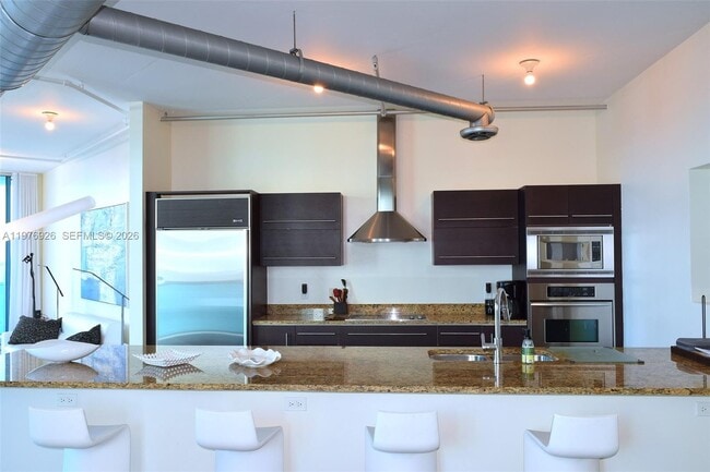 Foto del edificio - 700 NE 25th St