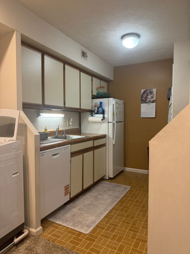 Building Photo - Two Bedroom Two Bath Condo Close To Newtown
