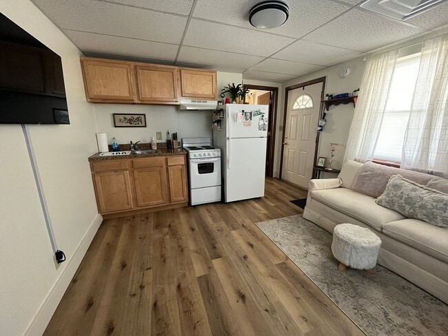 Building Photo - 20 1/2 Fern St