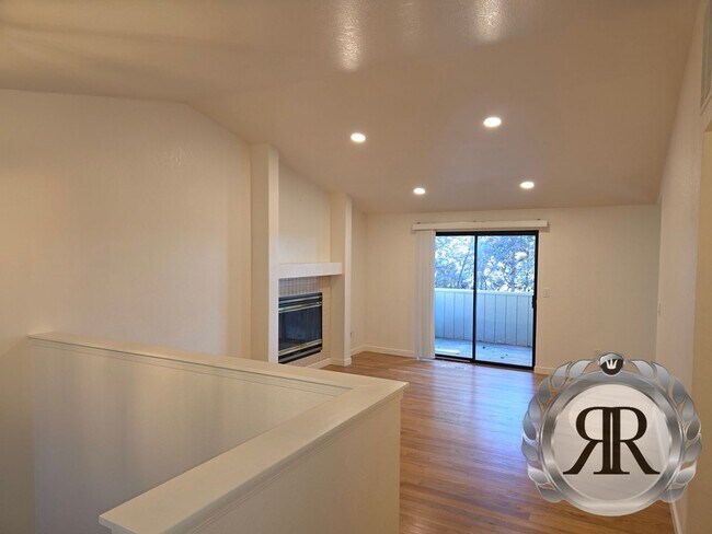 Building Photo - 2 Bedroom, 1 1/2 Bath, Updated!