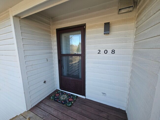 Foto del edificio - 1507 Military Cutoff Rd