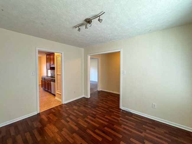 Building Photo - Lovely 3 Bed 2 Bath Home with Fenced Backyard