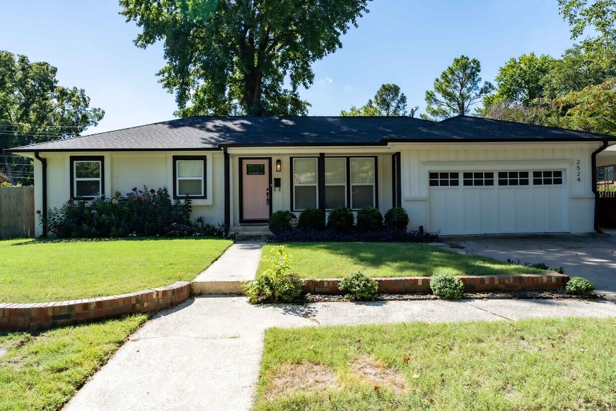 Foto principal - Stunning 3-Bedroom, 2-Bathroom Home with M...