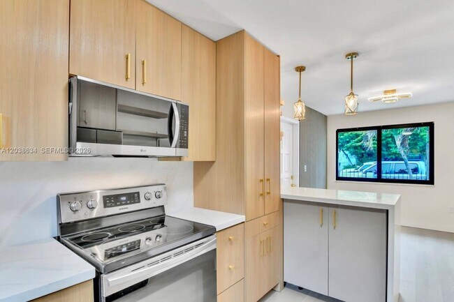 Building Photo - 910 SW 9th St