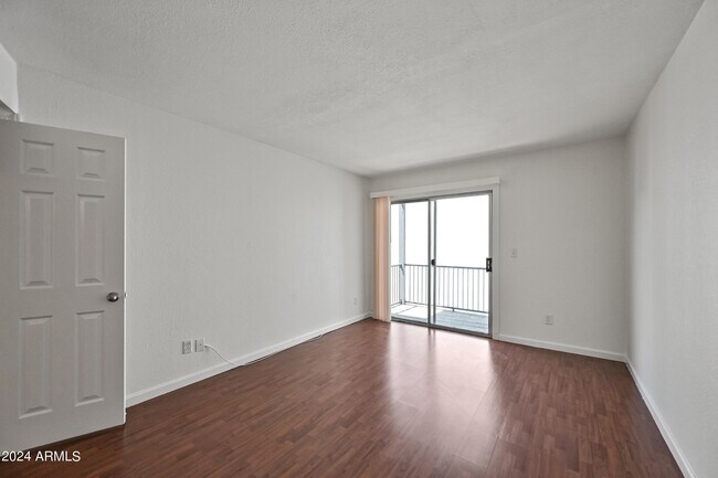 Building Photo - 740 W Elm St