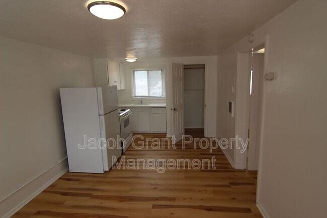 Building Photo - 4719 Yellowstone Ave