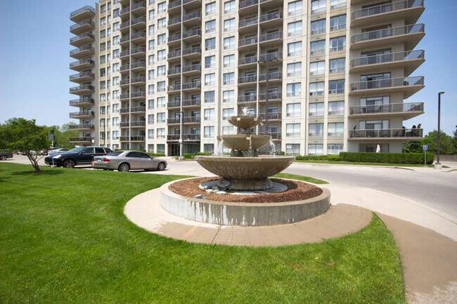 Photo du bâtiment - BRIGHT AND SPACIOUS ONE BEDROOM