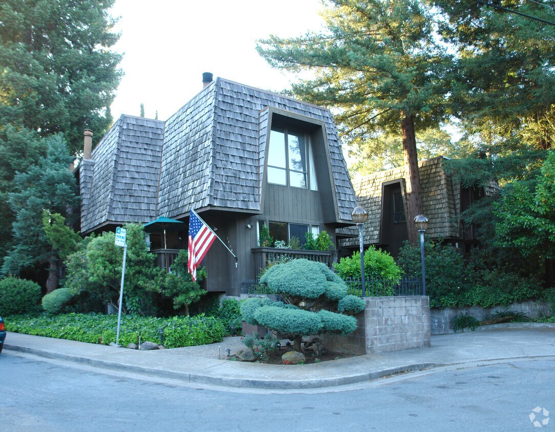 Building Photo - 3639 Walnut St