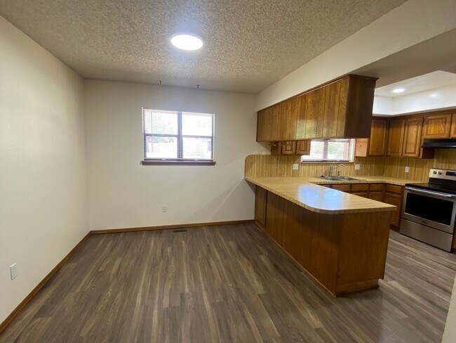 Foto del edificio - 3 bed 2 bath with all new applicances