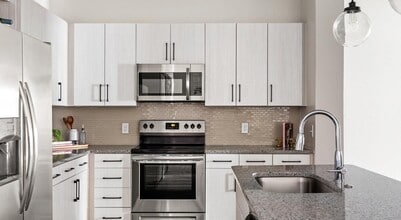 Building Photo - 1501 Foxlake Dr