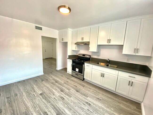 Foto del edificio - 4363 W 136th St