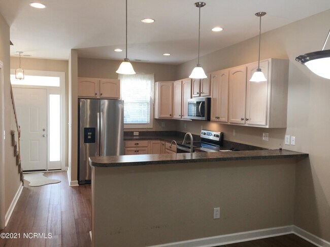 Building Photo - 504 Village Green Dr