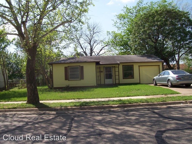 Building Photo - 3 br, 1 bath House - 707 CROCKET DR
