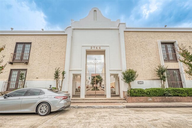Foto del edificio - 2744 Briarhurst Dr