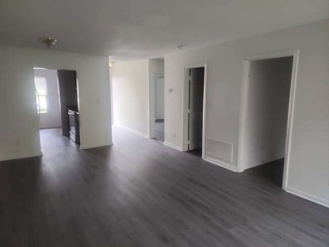 Building Photo - 2 Bedroom 2 Bathroom Duplex