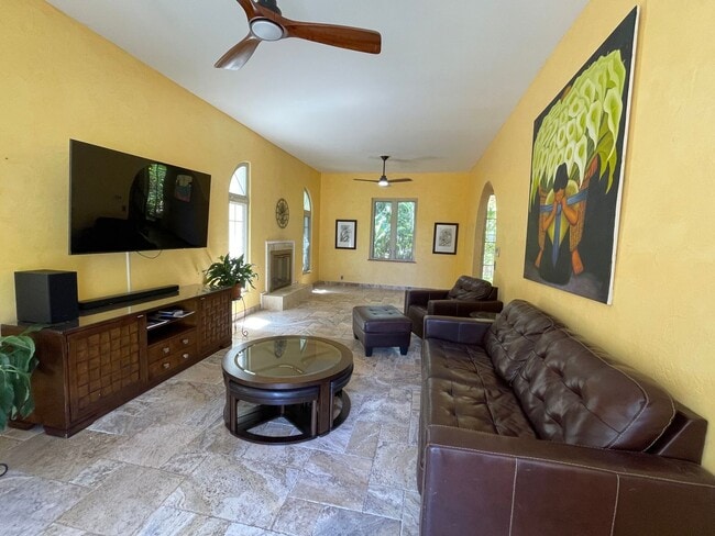 Building Photo - Spacious 4-Bedroom Retreat in Haiku with S...