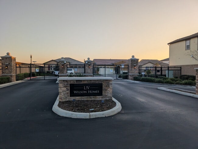 Building Photo - "Spacious 4-Bed Home with 2.5 Baths in Charming Clovis Locale – 1945 Sq. Ft. of Comfort!"