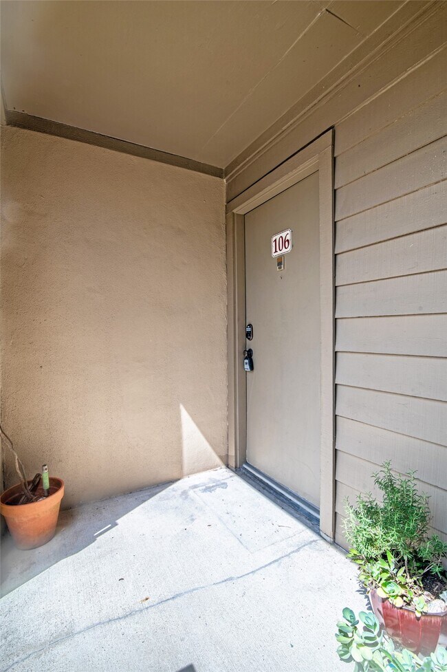 Building Photo - 3300 Pebblebrook Dr