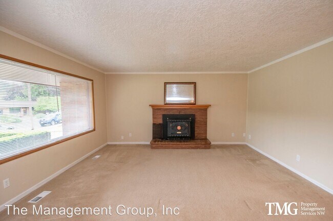 Building Photo - 3 br, 1.5 bath House - 2832 E. 1st Avenue