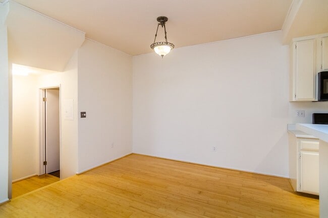 Building Photo - PRIME LOCATION FOR 2 BEDROOM/2.5 BATHROOM ...