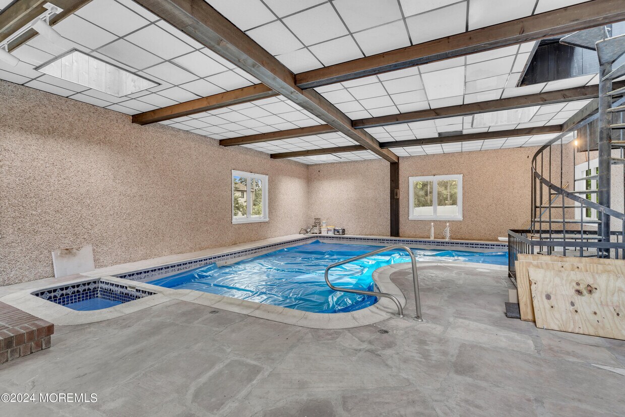 Primary Photo - 895 Somerset Dr
