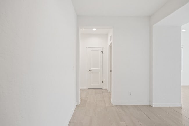 Building Photo - 821 Amanecer Ave