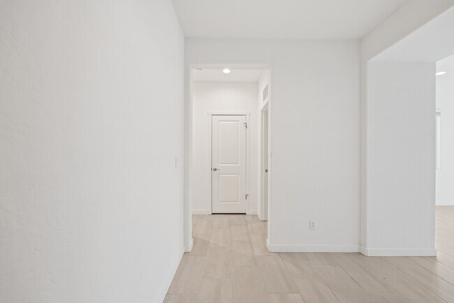 Foto del edificio - 821 Amanecer Ave