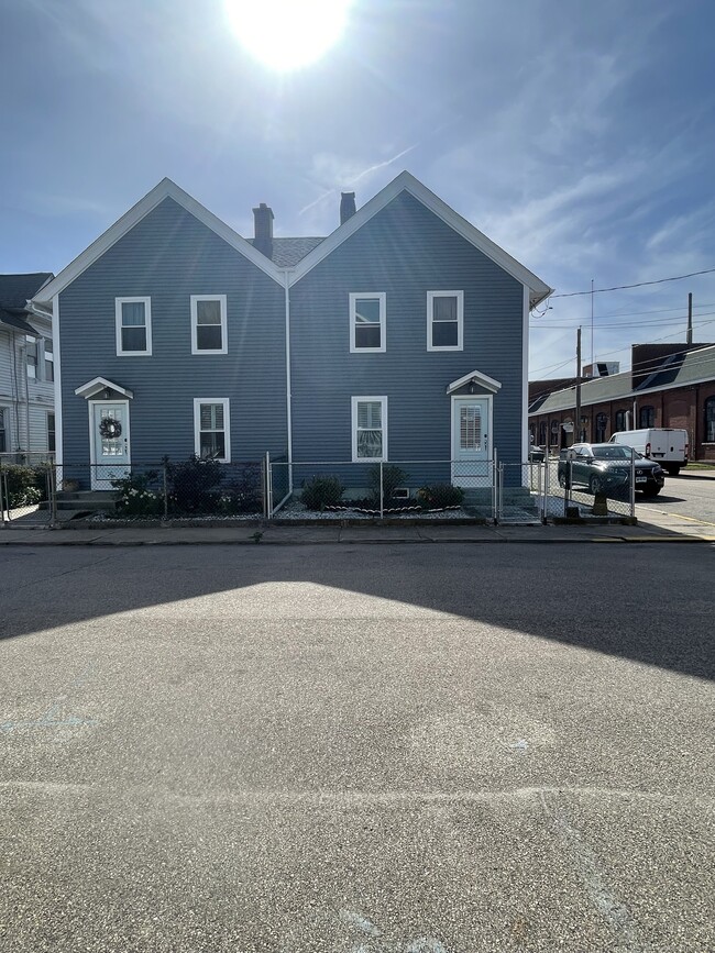 Building Photo - 1-3 Bradley St