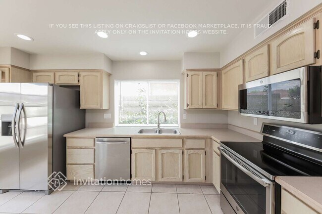 Building Photo - 1029 E Villa Theresa Dr