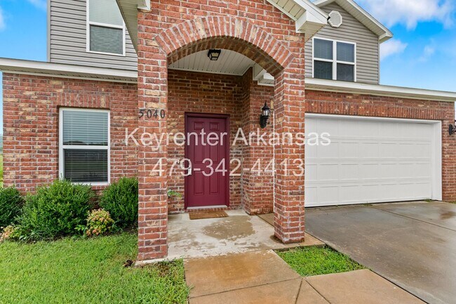 Foto del edificio - Beautiful home Located in desirable west Fayetteville neighborhood with playground