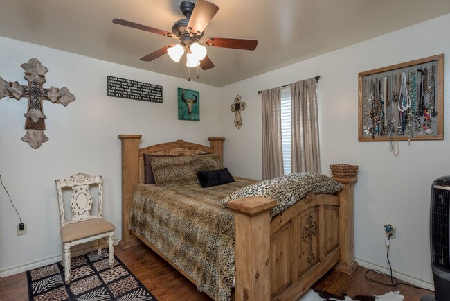 Building Photo - 3/2 Duplex in Heart of CS!