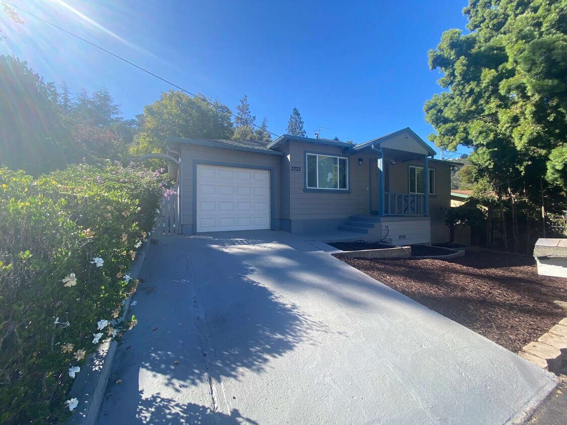 3 bed 1.5 bath near 580 freeway, currently occupied do not disturb tenants, - 3733 Keller Ave