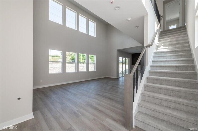 Building Photo - 4 br, 3 bath House - 201 Holliston