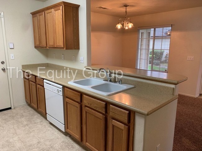 Foto del edificio - Back unit available in Paseo Del Lago!