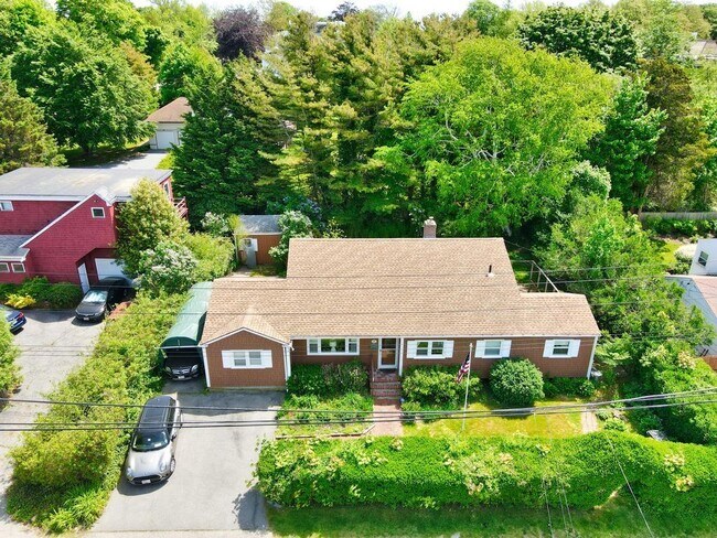Building Photo - 84 Coggeshall Ave