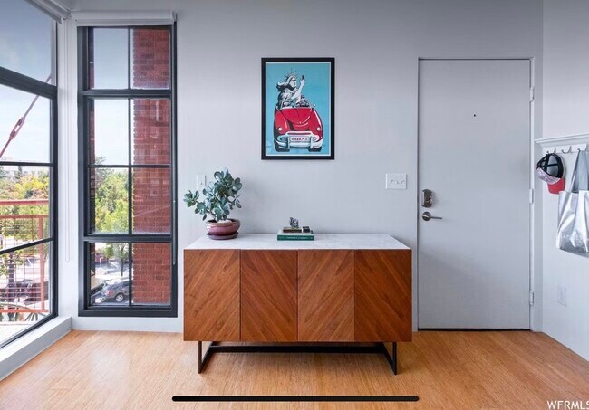 Entrain door - 336 W Broadway