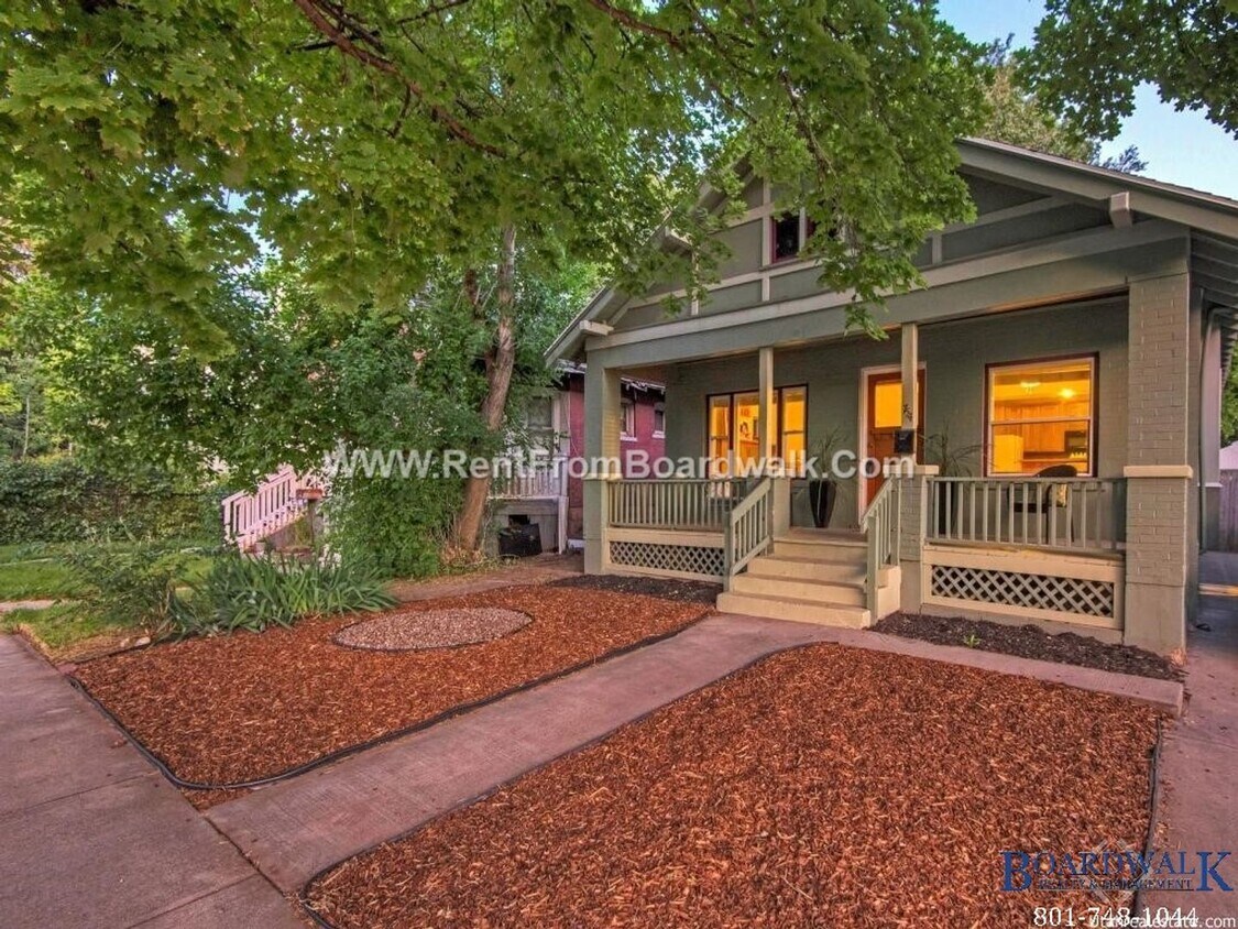 Primary Photo - Charming Downtown 5 Bed Home Close to Uni!