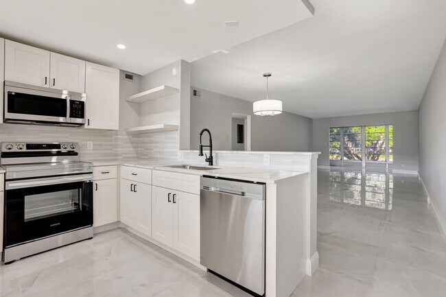 Building Photo - 2202 Lucaya Bend