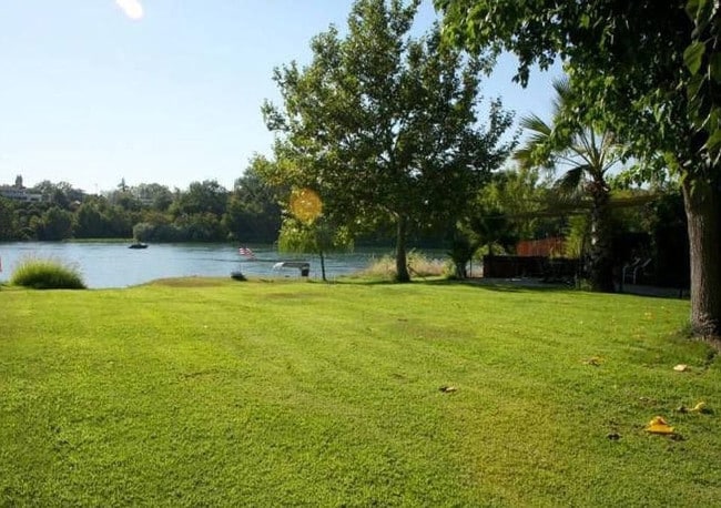 Building Photo - 1025 Lakeside Drive